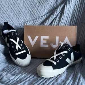 NWT VEJA Pierre Black Canvas US Size 10/EU 41